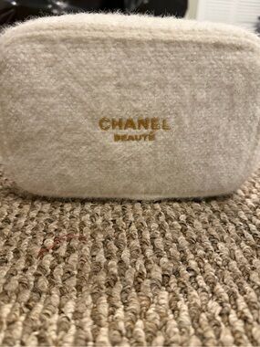 NWT Chanel Beauté Cream Cosmetic Pouch Includes Products